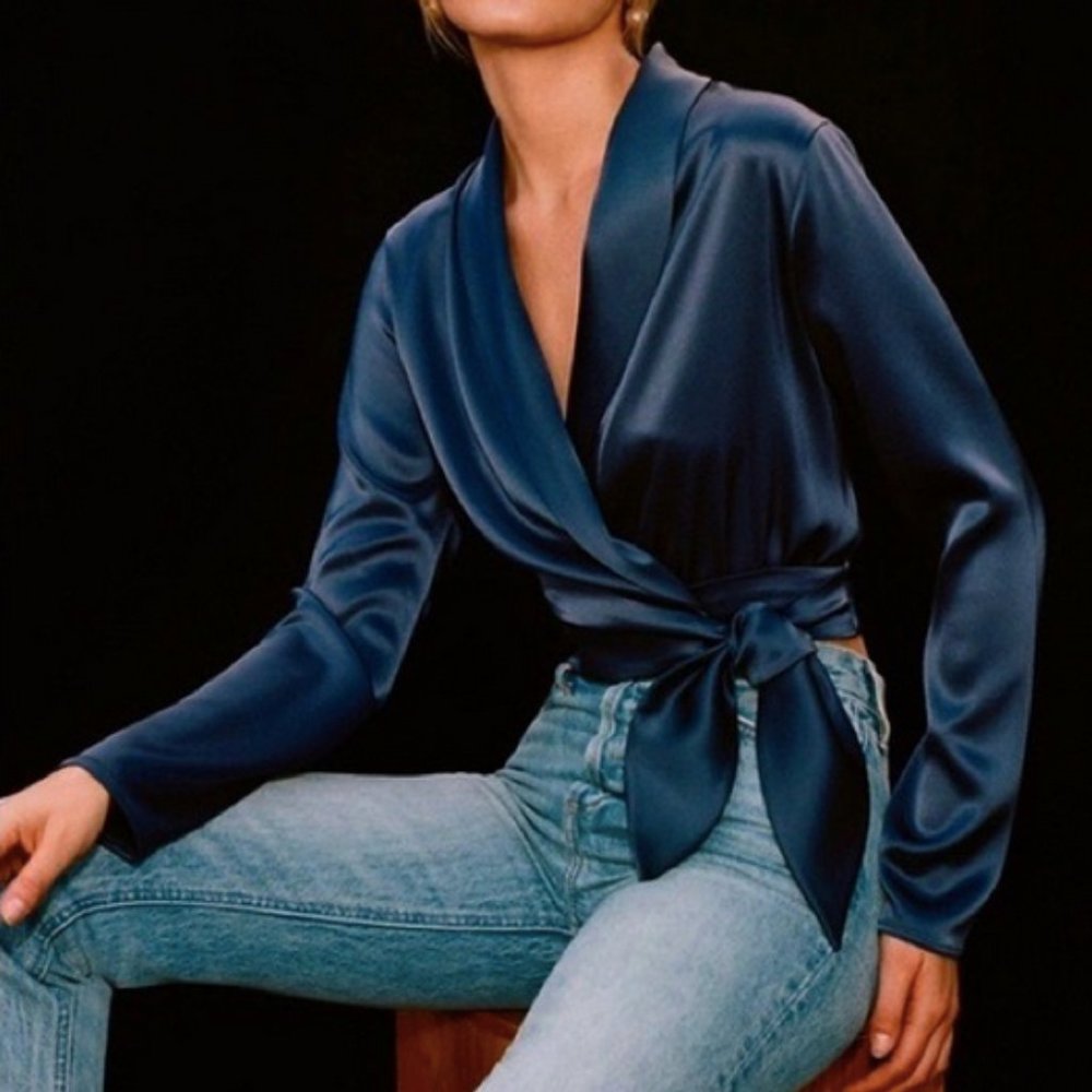 Aritzia Babaton Davis Satin Wrap v-neck blouse size M in color navy blue